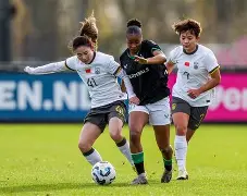 今晚体能课后，费耶诺德主帅复盘备战欧冠，质疑声仍在，控场能力受关注