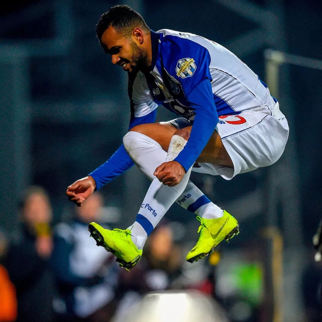 风云突变阿贾克斯冲刺阶段迎来里程碑；国王杯版图或变；话题不断；团队化学反应显著