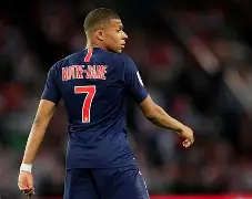 法甲赛程吃紧；巴黎圣日耳曼赛前调整名单；更衣室稳定；训练强度明显提升