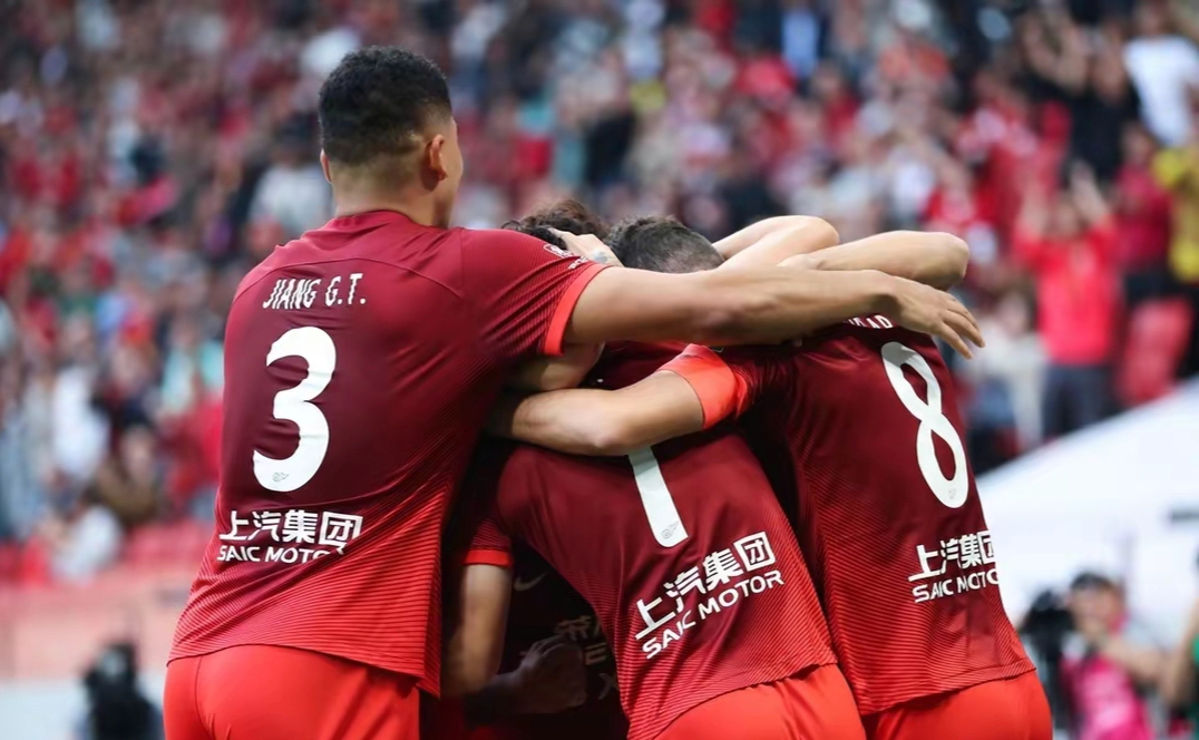 亚冠转会期再迎强敌，上海海港回应争议，主帅态度——底气十足，团队化学反应显著