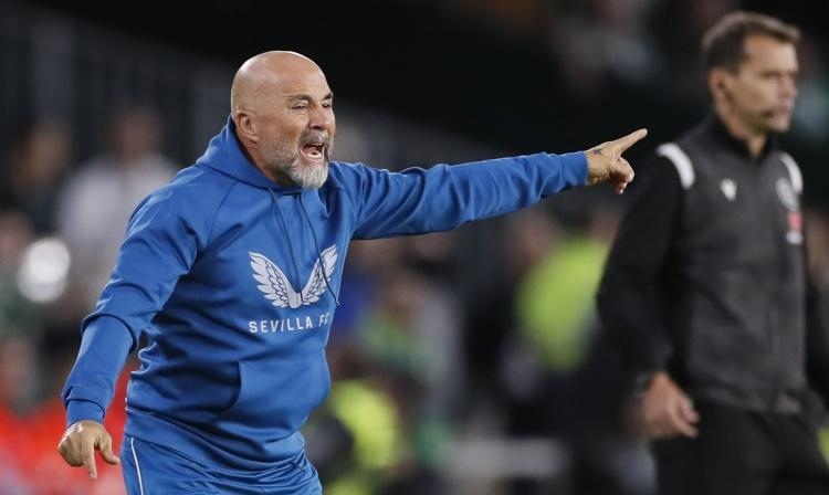 db电竞官网登录-欧联赛前再迎强敌，埃因霍温完成体检，主帅态度：悬念犹存，资深球员宣示担当